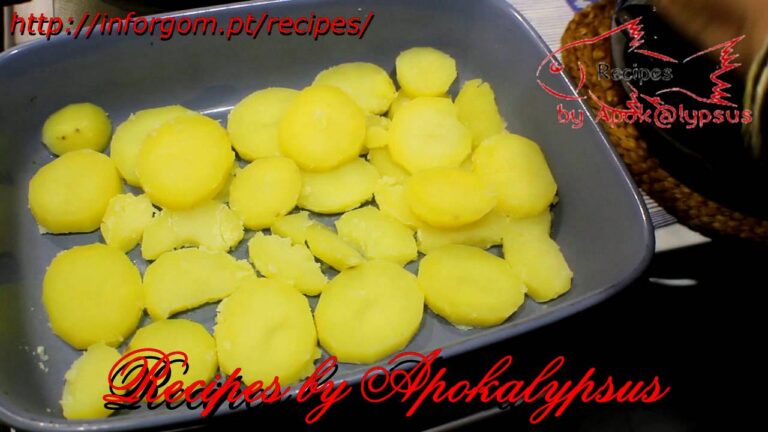 Bacalhau no Forno com Cebolada e Batatas &agrave;s Rodelas: Sabor e Tradi&ccedil;&atilde;o