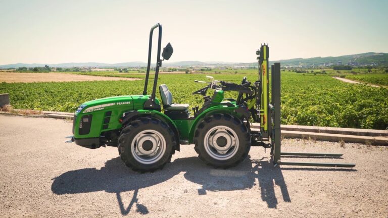 Trator Ferrari 30 CV: Potência e Eficiência no Campo